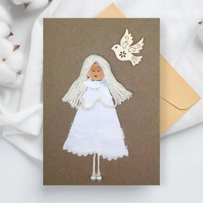 Personalised Handmade First Holy Communion Card for Girls Personalised Handmade First Holy Communion Card for Girls made of white cotton, white fabric, wood and cork.